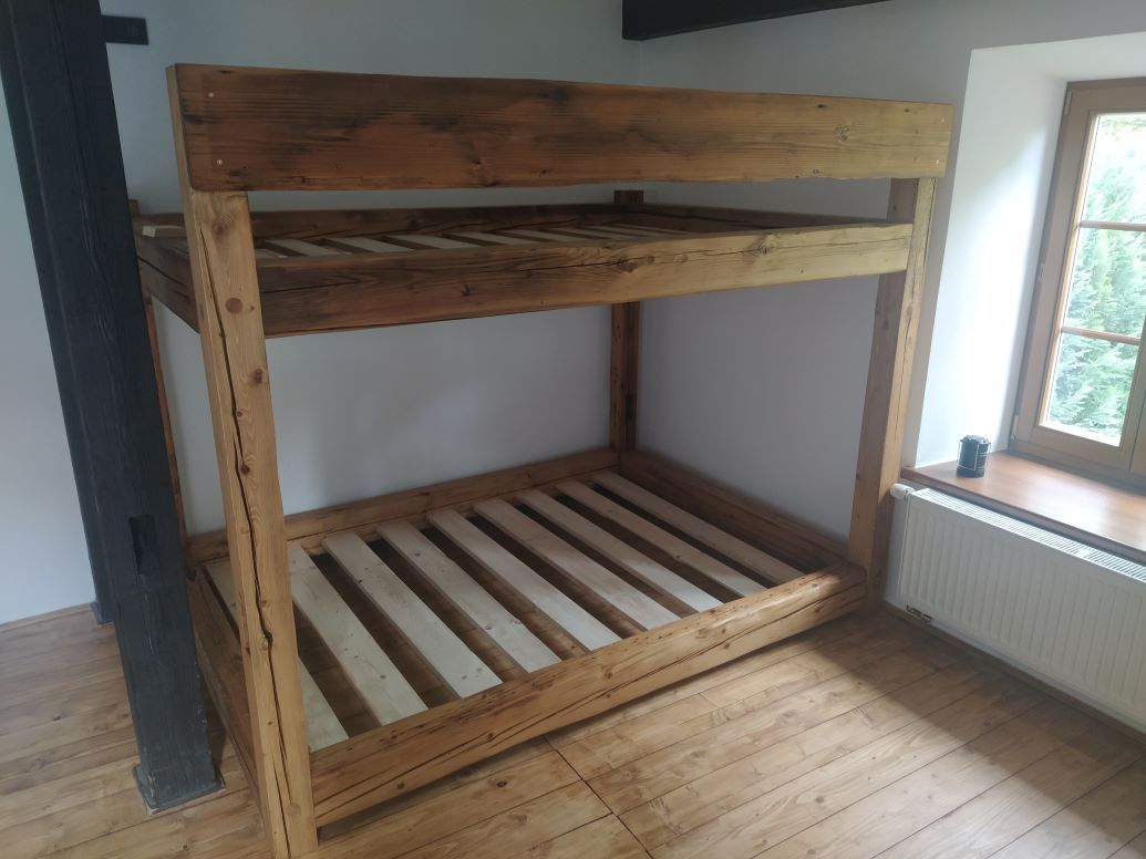 Postel ze starých trámů - palanda