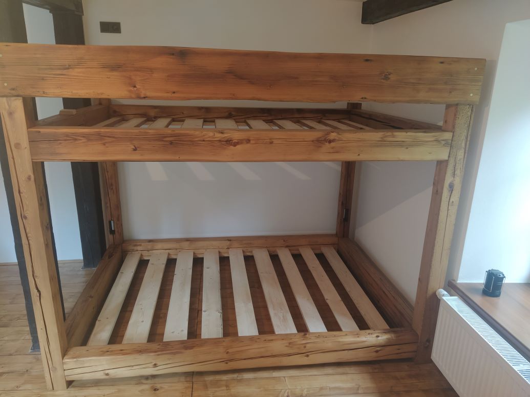 Postel ze starých trámů - palanda