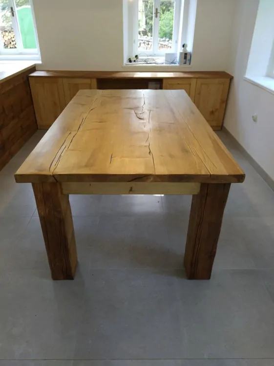 Kuchyňský stůl ze starých trámů
