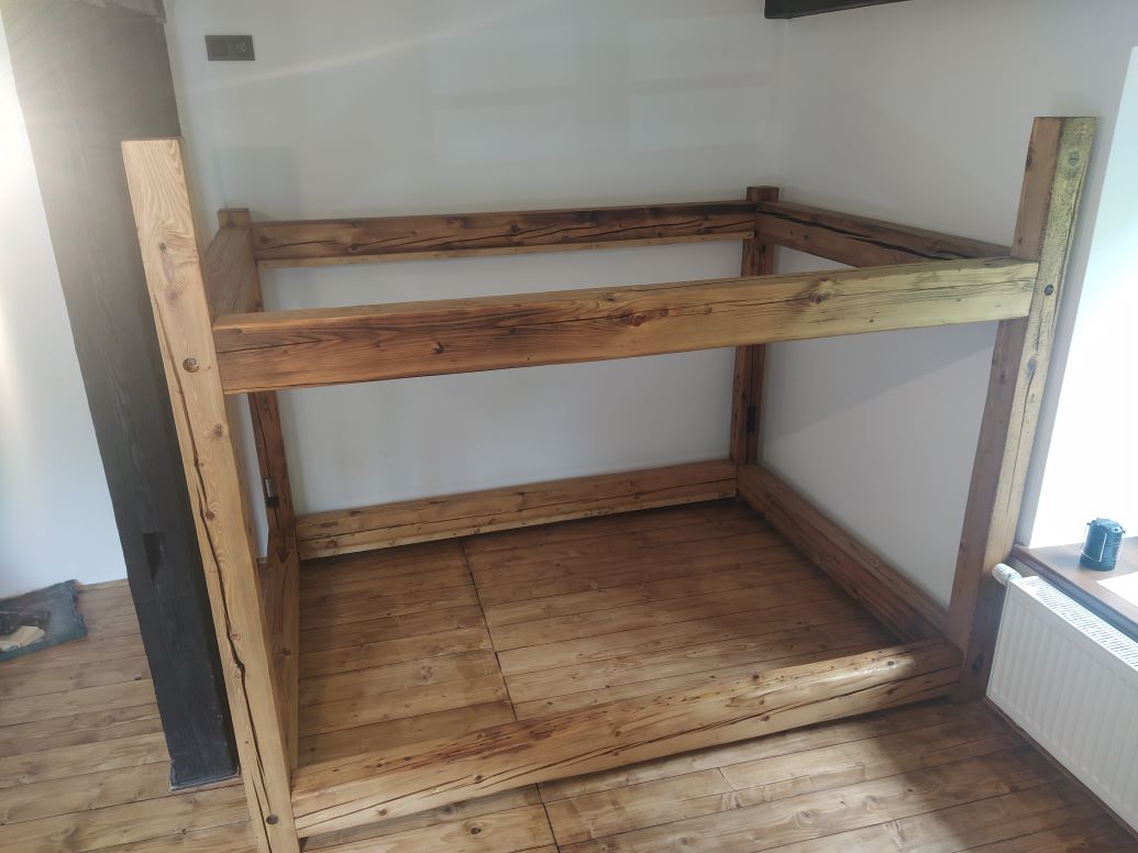 Postel ze starých trámů - palanda