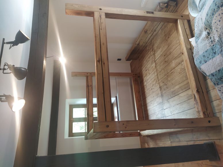 Postel ze starých trámů - palanda