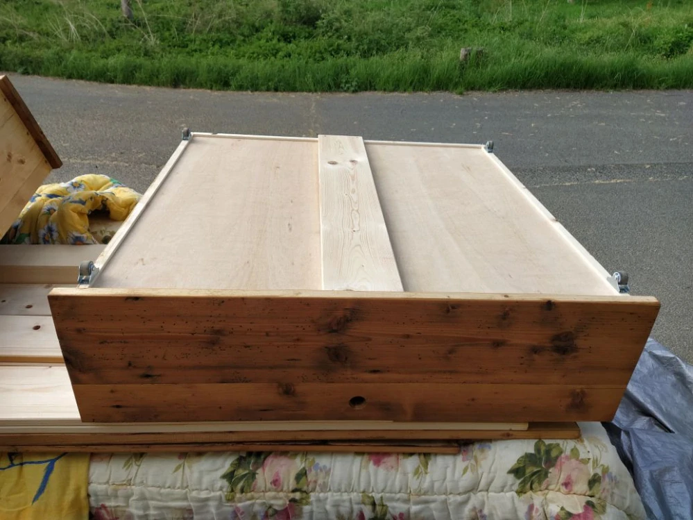 Šuplík pod postel