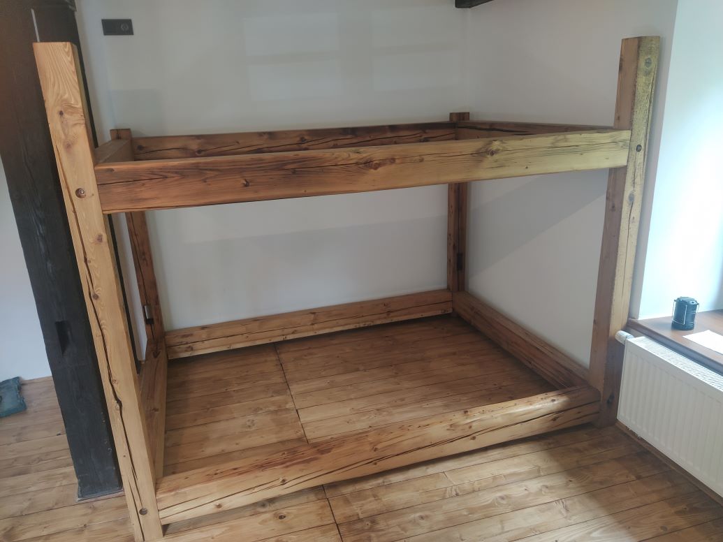 Postel ze starých trámů - palanda